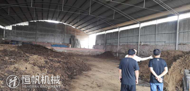 鄭州恒帆機(jī)械為溫縣客戶實(shí)地規(guī)劃年產(chǎn)三萬噸牛糞有機(jī)肥生產(chǎn)線項(xiàng)目(圖3) 牛糞倉儲(chǔ)廠區(qū)參觀